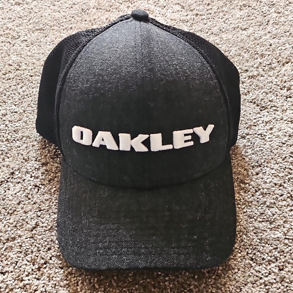 Oakley Black and White Logo Cap